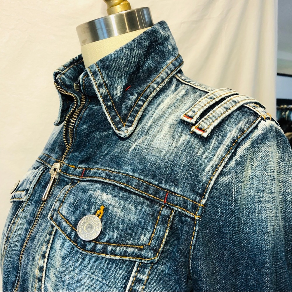 Fitted denim jacket.